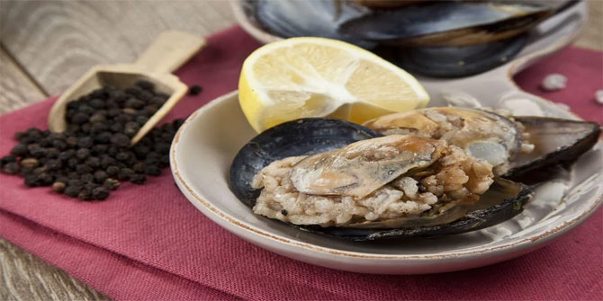 Nazım Hikmet sofralarına İstanbul'dan gelen hangi yiyecekten bahsetmektedir