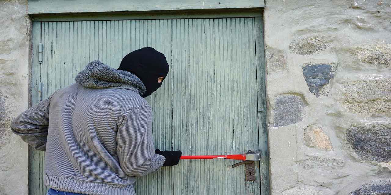 ruyada eve hirsizin girmesi ne anlama gelir ruyada eve hirsiz girdigini gormek ve polisi aramak