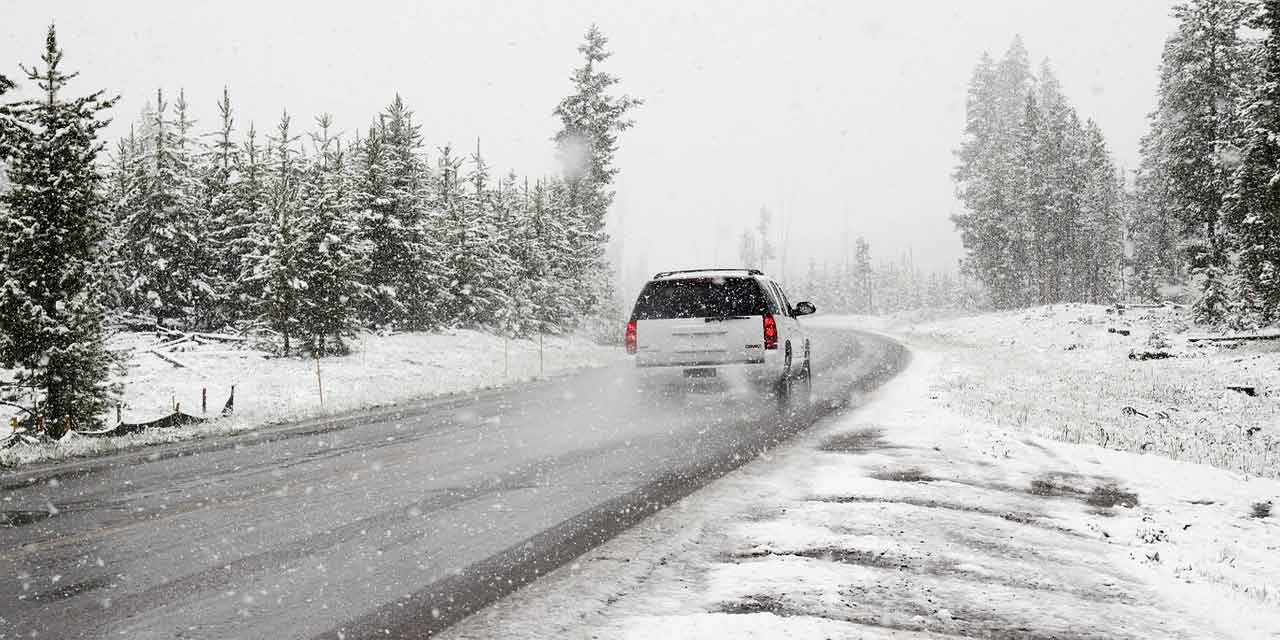 Karlı veya buzlu yolların neden olduğu trafik kazalarını önlemek için araçlarda ne gibi önlemler alınabilir
